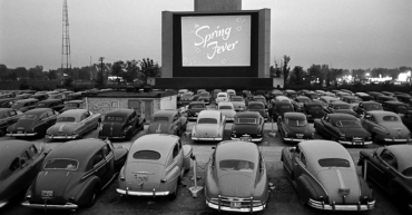 verano Autocine en blanco y negro pantalla y coches