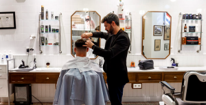 barbería peluquero cortando el pelo
